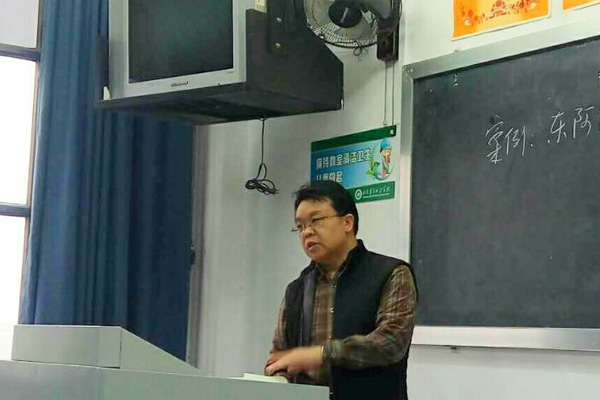 深藍(lán)機(jī)器公司領(lǐng)導(dǎo)為高校學(xué)生授課 深藍(lán)機(jī)器公司領(lǐng)導(dǎo)為高校學(xué)生授課