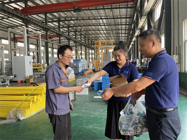 深藍(lán)自動纏繞包裝機廠家為一線員工“送清涼” 深藍(lán)自動纏繞包裝機廠家為一線員工“送清涼”