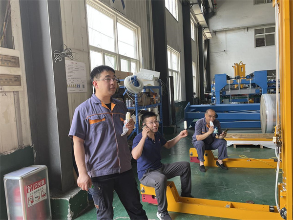 深藍(lán)自動纏繞包裝機廠家為一線員工“送清涼” 深藍(lán)自動纏繞包裝機廠家為一線員工“送清涼”