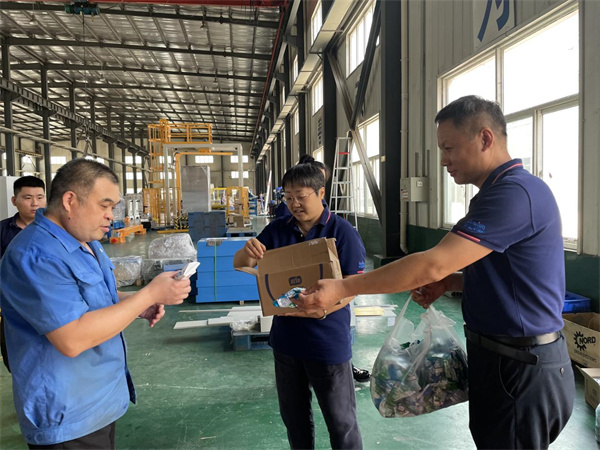 深藍(lán)自動纏繞包裝機廠家為一線員工“送清涼” 深藍(lán)自動纏繞包裝機廠家為一線員工“送清涼”