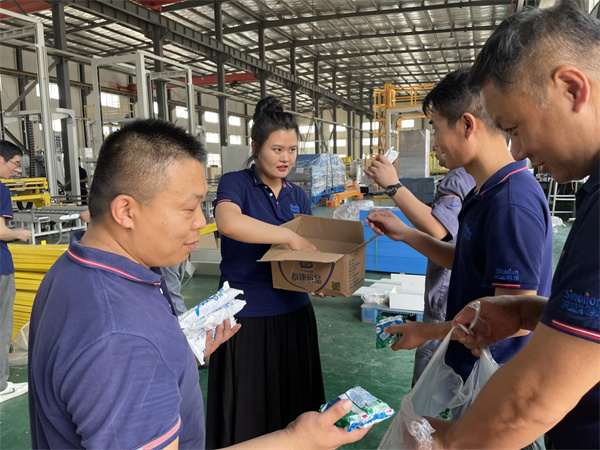 深藍(lán)自動纏繞包裝機廠家為一線員工“送清涼” 深藍(lán)自動纏繞包裝機廠家為一線員工“送清涼”