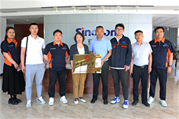 齊魯理工學院與山東深藍機器股份有限公司舉行校企合作簽約暨授牌儀式 齊魯理工學院與山東深藍機器股份有限公司舉行校企合作簽約暨授牌儀式